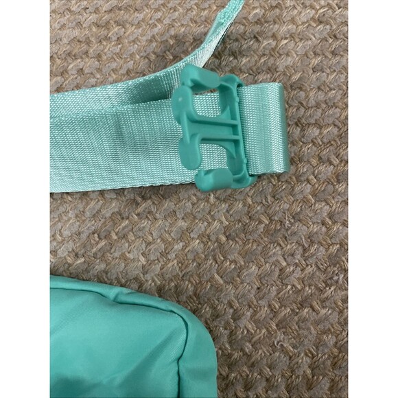 Lululemon Everywhere Belt Bag Turquoise - Picture 5 of 7